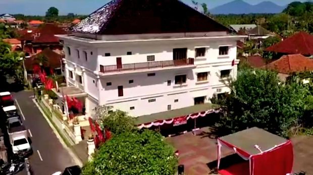 Kantor DPC PDIP Gianyar yang tampak megah.