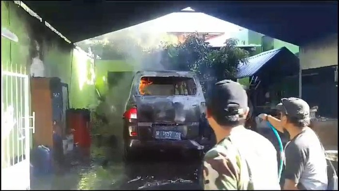 Kebakaran mobil Suzuki APV di Pasuruan