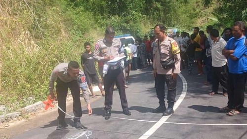 Polisi melakukan olah TKP kecelakaan maut di Lembata, Selasa (4/6/2024).