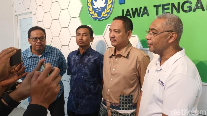 Ketua Asprov PSSI Jateng, Yoyok Sukawi, beserta jajaran pengurus saat bertemu awak media di kantor PSSI Jateng, Rabu (5/6/2024).