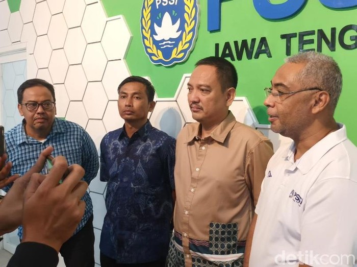 Ketua Asprov PSSI Jateng, Yoyok Sukawi, beserta jajaran pengurus saat bertemu awak media di kantor PSSI Jateng, Rabu (5/6/2024).