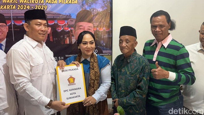 Ketua relawan Prabowo-Gibran Diah Warih daftar Cawalkot Solo ditemani Hercules, Rabu (5/6/2024).