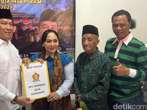 Didampingi Hercules, Ketua Relawan Prabowo-Gibran Diah Daftar Cawalkot Solo