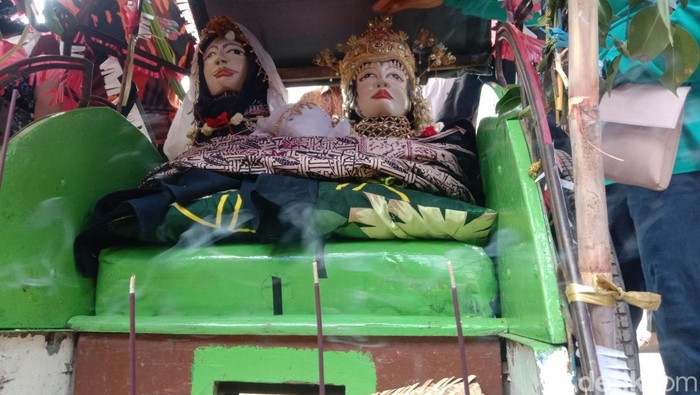 Kirab pengantin padi sambut panen di Indramayu Kirab pengantin padi sambut panen di Indramayu