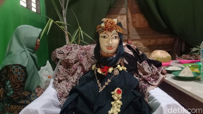Kirab pengantin padi sambut panen di Indramayu Kirab pengantin padi sambut panen di Indramayu