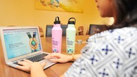 Salah satu karyawan PT Bank Tabungan Negara (Persero) Tbk. sedang melihat Sustainability Report BTN di Jakarta. Terbaru, atas implementasi ESG, BTN memborong penghargaan Transparansi Penurunan Emisi Korporasi Terbaik 2024 dalam kelas Green Elite serta Platinum Plus dari Bumi Global Karbon (BGK) Foundation.