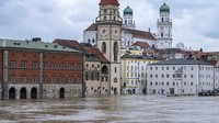 Kota Passau di Jerman Selatan dekat perbatasan Austria telah mengumumkan keadaan darurat pada Selasa (4/6). Hal itu karena ketinggian air di sungai Danube telah mencapai 10 meter setelah banjir berhari-hari di Jerman Selatan. AP/Armin Weigel