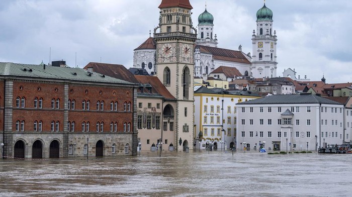 Kota Passau Jerman Umumkan Keadaan Darurat Akibat Banjir, Begini Kondisinya A lifeboat navigates through the flood waters of the Danube in the old town of Passau, Germany, Tuesday June 4, 2024. After heavy rainfall, many places in Bavaria continue to be flooded. (Armin Weigel/dpa via AP)