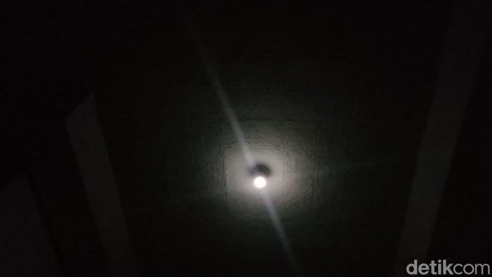 Lampu emergency milik warga yang dipasang akibat pemadaman listrik di Perumnas Mandala, Deli Serdang. (Ahmad Arfah Fansuri Lubis/detikSumut)