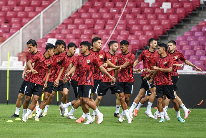 Pemain Timnas Indonesia melakukan latihan jelang pertandingan Kualifikasi Piala Dunia 2026 di Stadion Utama Gelora Bung Karno, Senayan, Jakarta, Rabu (5/6/2024). Timnas Indonesia akan melawan Timnas Irak pada pertandingan ke-5 Grup F Kualifikasi Piala Dunia 2026, Kamis 6 Juni 2024. ANTARA FOTO/Muhammad Adimaja/nym.