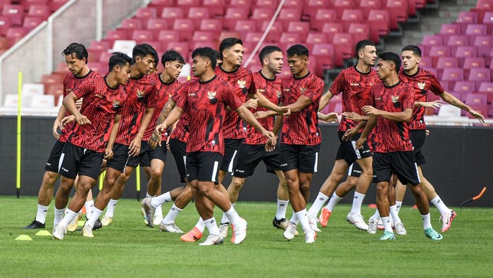 Pemain Timnas Indonesia melakukan latihan jelang pertandingan Kualifikasi Piala Dunia 2026 di Stadion Utama Gelora Bung Karno, Senayan, Jakarta, Rabu (5/6/2024). Timnas Indonesia akan melawan Timnas Irak pada pertandingan ke-5 Grup F Kualifikasi Piala Dunia 2026, Kamis 6 Juni 2024. ANTARA FOTO/Muhammad Adimaja/nym.