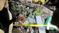 Kejadian tersebut terjadi pada sekitar pukul 16.00 WIB. Pantauan detikJabar, sejumlah rumah tergenang air PDAM, sementara dua rumah rusak parah dan dalam kondisi ambles.