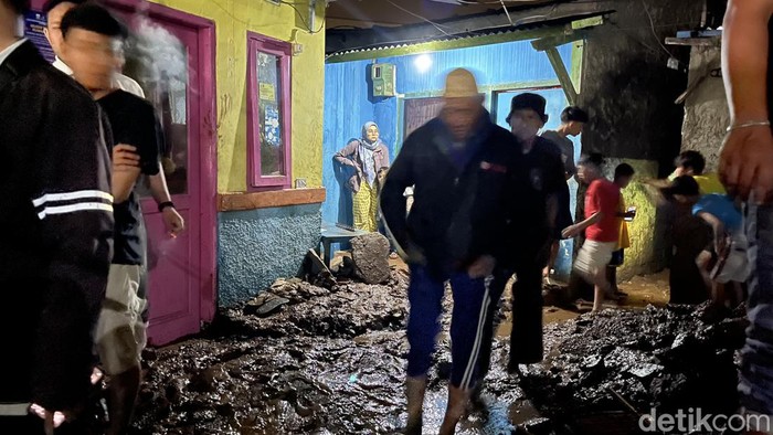 Pipa PDAM Pecah dan Hancurkan Rumah Warga di Bandung