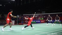 Bermain di Court 3 Istora Senayan, Jakarta, Leo/Daniel bisa mengimbangi Fajar/Rian sejak awal gim pertama.