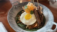 Chef Wisnu Adiyatma Renaissance Bali Uluwatu Resort & Spa yang menyajikan Nasi Goreng Kampung dan Bihun Goreng. Foto: detikcom/Riska Fitria