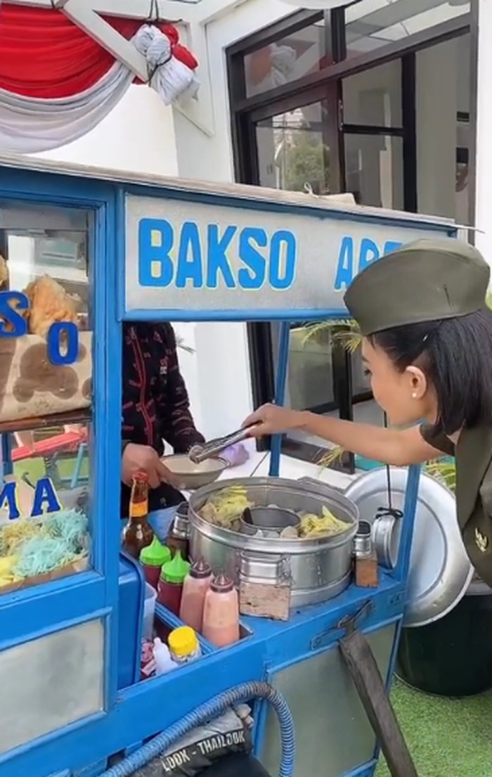 Makin Cantik di Usia 52 Tahun, Yuni Shara Doyan Makan Sate hingga Soto Makin Cantik di Usia 52 Tahun, Yuni Shara Doyan Makan Sate hingga Soto