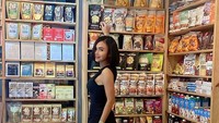 Selalu tampil modis dan awet muda, Yuni bagikan fotonya saat belanja di salah satu supermarket yang jual makanan organik. Foto: Instagram @yunishara36