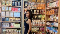 Makin Cantik di Usia 52 Tahun, Yuni Shara Doyan Makan Sate hingga Soto