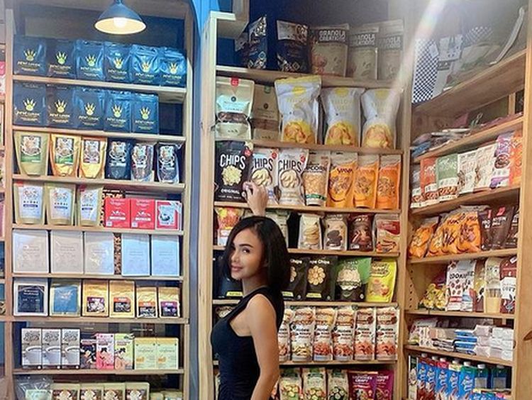 Makin Cantik di Usia 52 Tahun, Yuni Shara Doyan Makan Sate hingga Soto