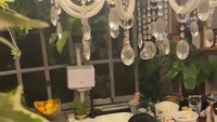 Rayakan malam tahun baru di rumah saja, Yuni siapkan menu makan malam spesial berupa sajian steak sampai sosis buatannya. Foto: Instagram @yunishara36