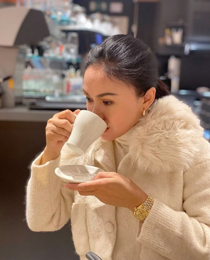 Makin Cantik di Usia 52 Tahun, Yuni Shara Doyan Makan Sate hingga Soto Makin Cantik di Usia 52 Tahun, Yuni Shara Doyan Makan Sate hingga Soto