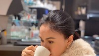 Tak hanya doyan makanan tradisional, Yuni juga penggemar kopi sejati nih. Foto: Instagram @yunishara36
