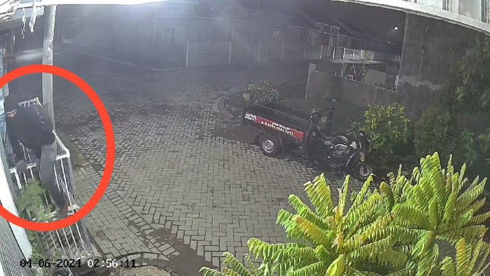 Maling bertopeng ninja di Sidoarjo saat tertangkap kamera CCTV keluar dari rumah warga