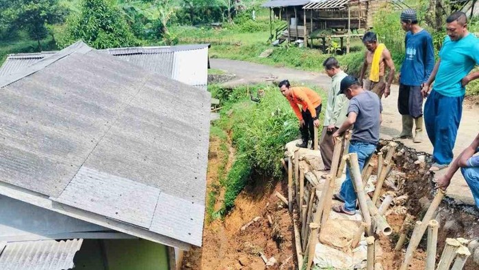 melanda kawasan Desa Kiarasari, Kecamatan Sukajaya, Kabupaten Bogor, Jawa Barat. (dok. BPBD Kabupaten Bogor).