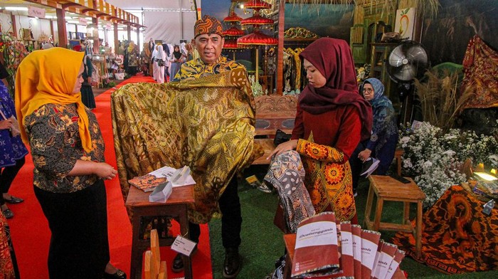 Penjabat (Pj) Gubernur Jawa Timur Adhy Karyono (Dua kiri) meninjau stan batik saat pembukaan Pekan Batik Daerah Budaya Bangsa di Alun-alun Bojonegoro, Jawa Timur, Rabu (5/6/2024). Kegiatan pekan batik yang berlangsung hingga 8 Juni tersebut bertajuk Batiku, Batikmu, Batik Kita Semua untuk mempromosikan sekaligus melestarikan batik khas Jawa Timur. ANTARA FOTO/Muhammad Mada/nym.