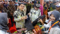 Pj Gubernur Jawa Timur Adhy Karyono meninjau stan batik saat pembukaan Pekan Batik Daerah Budaya Bangsa di Alun-alun Bojonegoro, Jawa Timur, Rabu (5/6/2024).