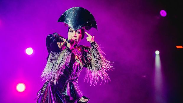 Melly Goeslaw saat manggung di Malaysia.