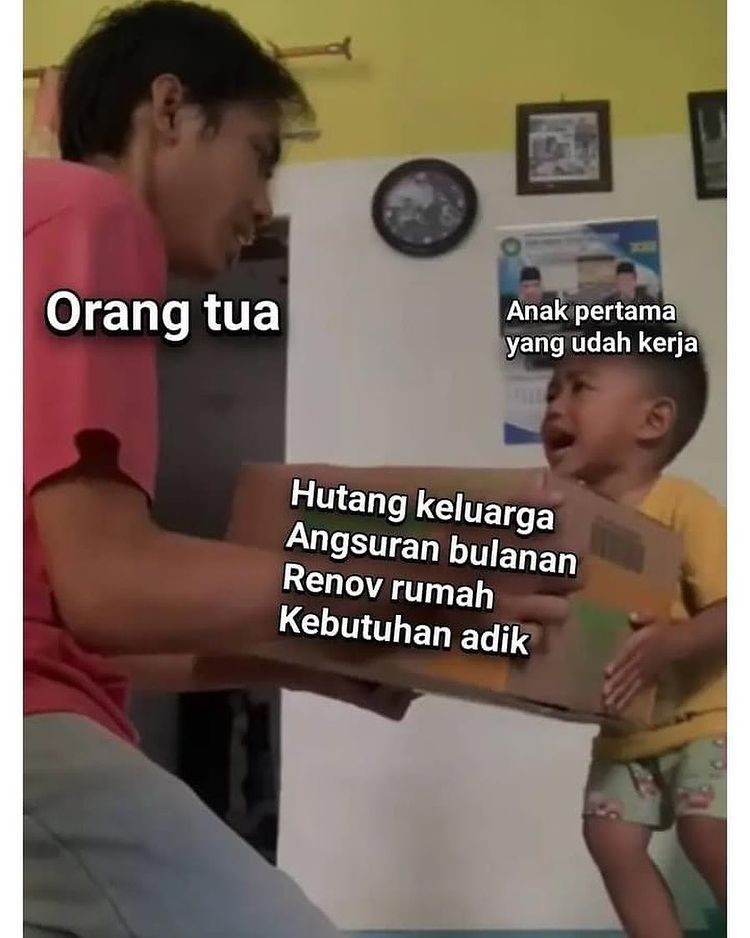 Meme Beratnya Jadi Anak Pertama, Semangat Buat Si Sulung! Jadi anak pertama tidaklah mudah. Mulai harapan hingga tanggung jawab yang diemban membuat segalanya lebih menantang. Semangat ya, Sulung!