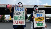 Massa aksi yang tergabung dalam Walhi Jabar dan BEM KEMA Unpad berdemonstrasi di Taman Cikapayang, Dago, Kota Bandung. Mereka mengkritisi Sungai Citarum.