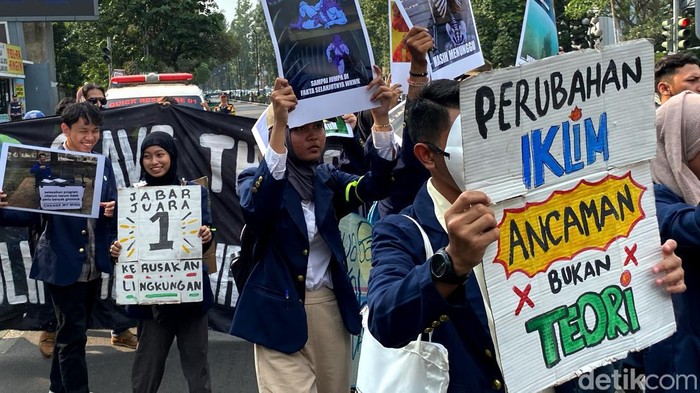 Memperingati Hari Lingkungan Hidup Nasional puluhan massa aksi yang tergabung dalam Walhi Jabar dan BEM KEMA Universitas Padjadjaran melakukan aksi demonstrasi di Taman Cikapayang, Dago, Kota Bandung.