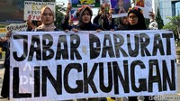 Massa aksi juga berharap, kehadiran mereka dapat mendorong pemerintah untuk membuat zero tolerance e-policy karena masih terdapat izin pembangunan maupun pencemaran yang masih dibiarkan pemerintah Jabar. (Foto: Wisma Putra/detikJabar)