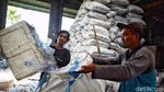 Melihat Penampungan Sampah Botol Plastik di Surabaya