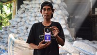 Pekerja sedang menujukan aplikasi Go Bis untuk penukaran botol plastik dengan poin Suroboyo Bus. Rinciannya penukaran untuk sekali pemberangkatan bus; 3 botol ukuran 1500 mili, 5 botol ukuran 600 mili, dan 10 biji untuk ukuran gelas.