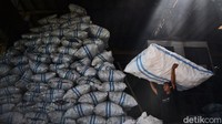 Tumpukan sampah itu sedang dikelola dan akan dilelang sehingga bisa menghasilkan nilai rupiah yang kemudian akan disimpan di kas daerah