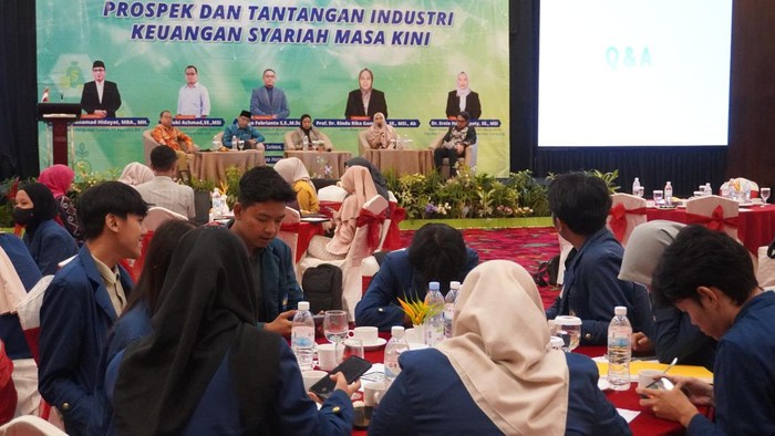 BRI Life bekerjasama dengan Universitas Lampung menyelenggarakan seminar literasi keuangan syariah. Tujuannya, untuk mendorong kesadaran dan pemahaman tentang keuangan syariah.