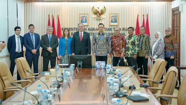 Menteri Agraria dan Tata Ruang/Kepala Badan Pertanahan Nasional (ATR/BPN), Agus Harimurti Yudhoyono (AHY) menerima kunjungan dari Menteri Peternakan, Pertanian, dan Perikanan Uruguay, Fernando Mattos Costa.