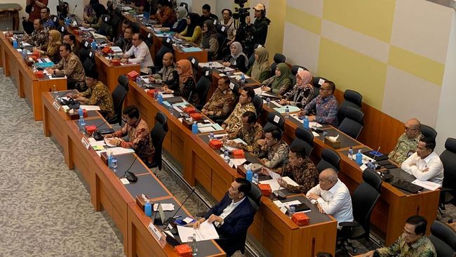 Menteri koordinator (Menko) Kabinet Indonesia Maju di bawah Presiden Joko Widodo (Jokowi) hari ini mendatangi Badan Anggaran (Banggar) DPR RI.