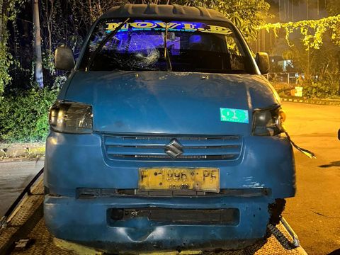 Mobil angkot melaju ugal-ugalan di sekitar alun-alun Jalan Dewi Sartika, Kota Bogor, Jabar. Sejumlah kendaraan ditabrak angkot berwarna biru tersebut. (dok Istimewa)