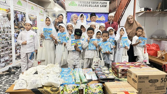 Momen Berbagi untuk Anak-anak di Panti Asuhan Grandville Food bersama mom Citra (olevelove) menggelar santunan untuk anak-anak di Yayasan Panti Asuhan Rasulullah SAW, Jakarta Pusat.