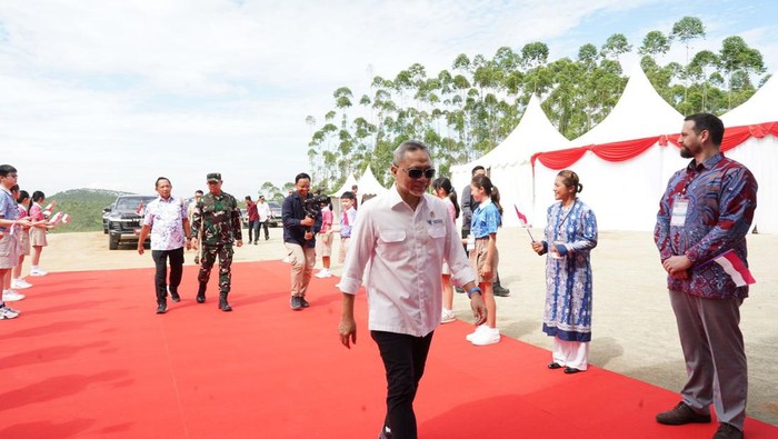 Menteri Perdagangan Zulkifli Hasan (Zulhas) dampingi Presiden Joko Widodo (Jokowi) melakukan groundbreaking pembangunan sejumlah infrastruktur di Ibu Kota Nusantara (IKN), Kalimantan Timur, Rabu (5/6/2024).