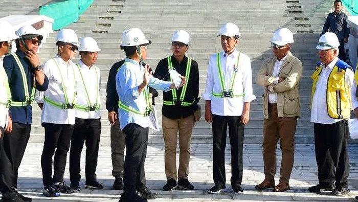 Momen Mendag Zulhas Dampingi Jokowi Groundbreaking Infrastruktur IKN Menteri Perdagangan Zulkifli Hasan (Zulhas) dampingi Presiden Joko Widodo (Jokowi) melakukan groundbreaking pembangunan sejumlah infrastruktur di Ibu Kota Nusantara (IKN), Kalimantan Timur, Rabu (5/6/2024).
