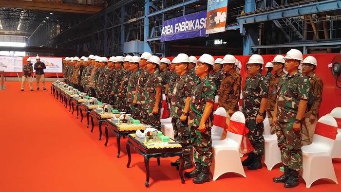 Momen Upacara Pemotongan Baja Pertama Kapal Fregat Buatan Lokal Kaskoarmada II Laksma TNI Isswarto, M.Tr.Opsla., CHRMP., mewakili Pangkoarmada II Laksda TNI Ariantyo Condrowibowo menghadiri acara First Steel Cutting Kapal Fregat Merah Putih Kedua (W000305) TNI AL yang dilaksanakan oleh PT PAL Indonesia (Persero) di Bengkel Fabrikasi Divisi Kapal Niaga PT PAL Indonesia (Persero), Rabu (5/6/2024). Pelaksanaan First Steel Cutting Ceremony pembangunan Kapal Fregat Merah Putih kedua dipimpin langsung oleh Kapuskod Kemhan Laksma TNI M.Taufiq Hidayat, S.T., M.Si.