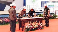 Kaskoarmada II Laksma TNI Isswarto, M.Tr.Opsla., CHRMP., mewakili Pangkoarmada II Laksda TNI Ariantyo Condrowibowo menghadiri acara First Steel Cutting Kapal Fregat Merah Putih Kedua (W000305) TNI AL yang dilaksanakan oleh PT PAL Indonesia (Persero) di Bengkel Fabrikasi Divisi Kapal Niaga PT PAL Indonesia (Persero), Rabu (5/6/2024). Pelaksanaan First Steel Cutting Ceremony pembangunan Kapal Fregat Merah Putih kedua dipimpin langsung oleh Kapuskod Kemhan Laksma TNI M.Taufiq Hidayat, S.T., M.Si. 