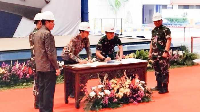 Momen Upacara Pemotongan Baja Pertama Kapal Fregat Buatan Lokal Kaskoarmada II Laksma TNI Isswarto, M.Tr.Opsla., CHRMP., mewakili Pangkoarmada II Laksda TNI Ariantyo Condrowibowo menghadiri acara First Steel Cutting Kapal Fregat Merah Putih Kedua (W000305) TNI AL yang dilaksanakan oleh PT PAL Indonesia (Persero) di Bengkel Fabrikasi Divisi Kapal Niaga PT PAL Indonesia (Persero), Rabu (5/6/2024). Pelaksanaan First Steel Cutting Ceremony pembangunan Kapal Fregat Merah Putih kedua dipimpin langsung oleh Kapuskod Kemhan Laksma TNI M.Taufiq Hidayat, S.T., M.Si.
