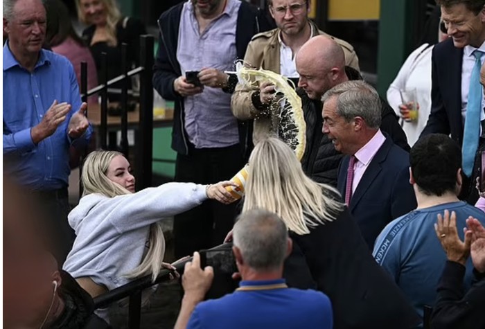 Nigel Farage disiram milkshake oleh model OnlyFans