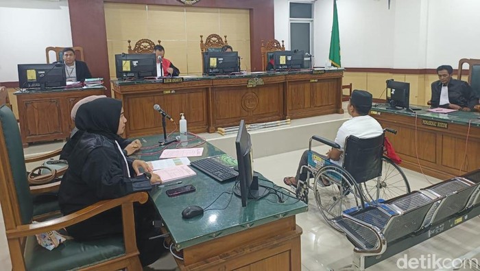 Oknum Satpol PP Bone Kaharman menjalani sidang tuntutan di Pengadilan Negeri Watampone.